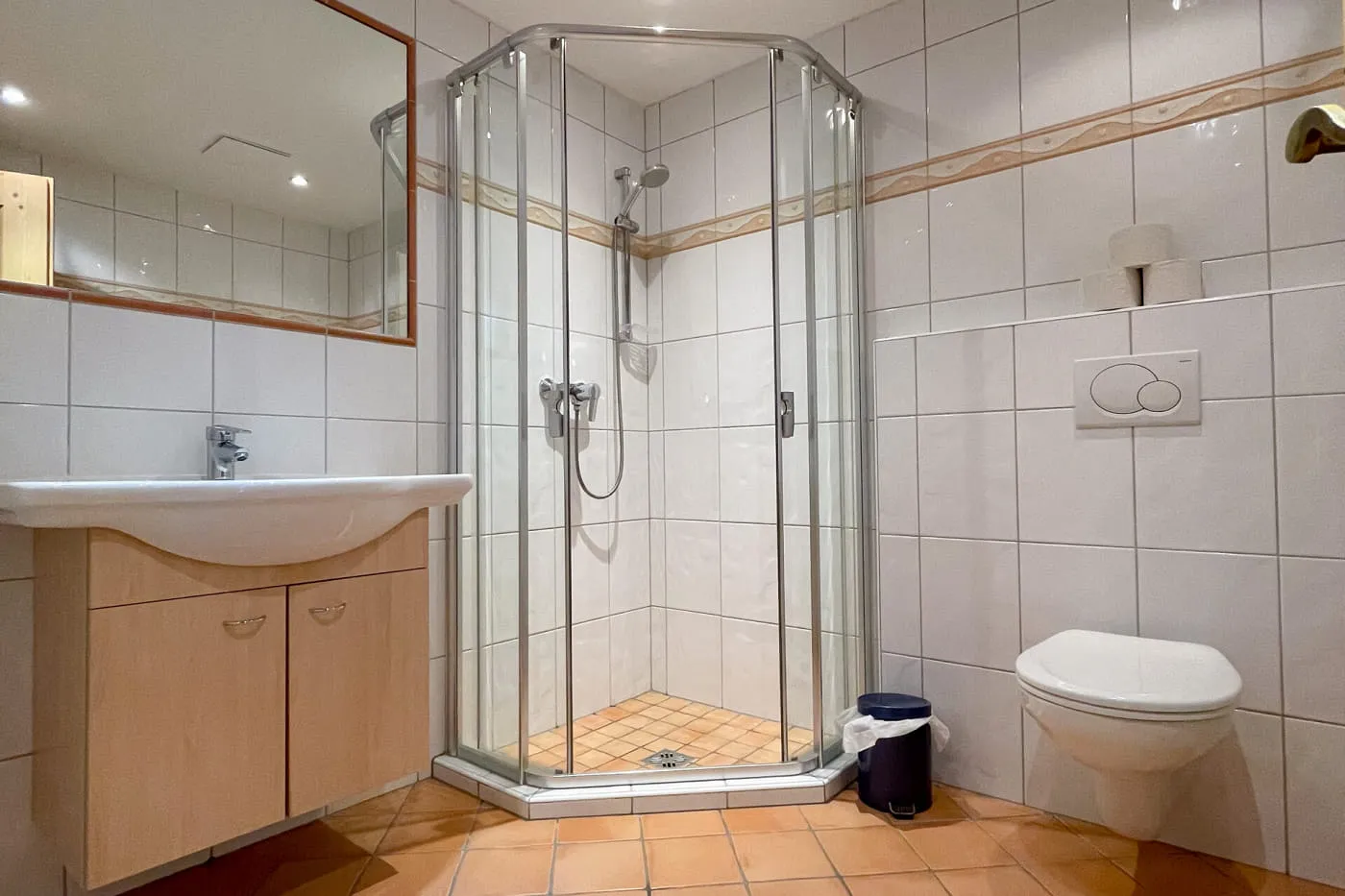Eigenes Badezimmer der Hike-und-Bike-Zimmer mit Eckdusche und Waschbecken